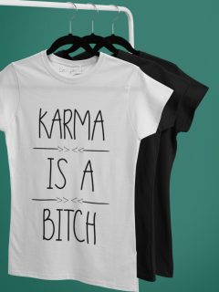 TRICOU ALB KARMA IS A BITCH DETALIU 2