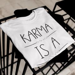 TRICOU ALB KARMA IS A BITCH DETALIU