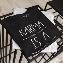 TRICOU NEGRU KARMA IS A BITCH DETALIU