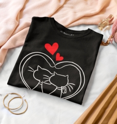 TRICOU NEGRU CU PISICI INDRAGOSTITE DETALIU