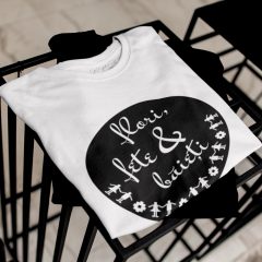 TRICOU ALB FLORI FETE SI BAIETI DETALIU