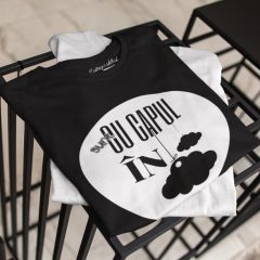 TRICOU NEGRU CU CAPUL IN NORI DETALIU