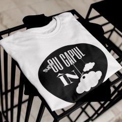 TRICOU ALB CU CAPUL IN NORI DETALIU