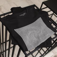 TRICOU ILUZIE OPTICA PATRATA DETALIU