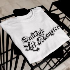 TRICOU ALB DADDYS LITTLE MONSTER DETALIU