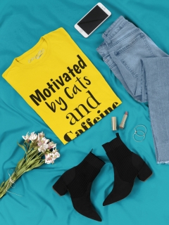 TRICOU MOTIVATED BY CATS AND CAFFEINE GALBEN DETALIU