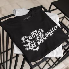 TRICOU NEGRU DADDYS LITTLE MONSTER DETALIU