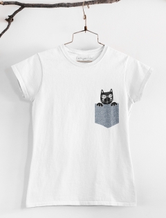 TRICOU ALB CU PISICA IN BUZUNAR DETALIU 2