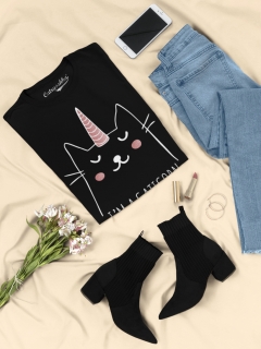TRICOU CU PISICI IM A CATICORN DETALIU