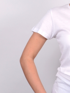 TRICOU ALB DETALIU