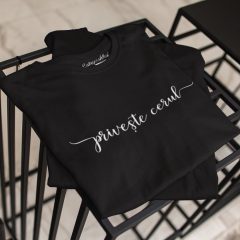 TRICOU PRIVESTE CERUL DETALIU