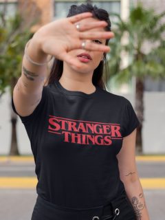 TRICOU NEGRU STRANGER THINGS ROSU