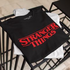 TRICOU NEGRU STRANGER THINGS ROSU DETALIU