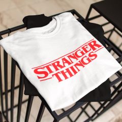 TRICOU STRANGER THINGS ROSU DETALIU