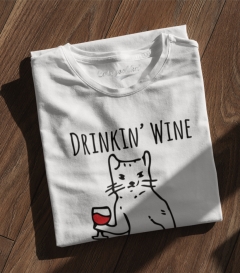 TRICOU DRINKIN WINE AND FELINE FINE ALB DETALIU 2