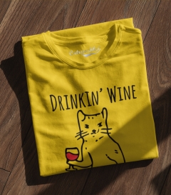 TRICOU DRINKIN WINE AND FELINE FINE GALBEN DETALIU 2