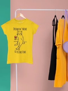 TRICOU DRINKIN WINE AND FELINE FINE GALBEN DETALIU