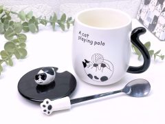 CANA PISICA A CAT PLAYING POLO DETALIU