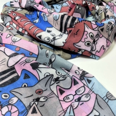 ESARFA CU PISICI COLORATA BLEU DETALIU 2