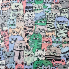 ESARFA CU PISICI COLORATA VERDE DETALIU